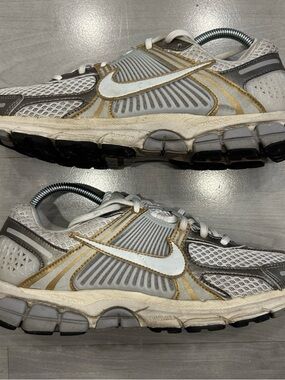 Nike Air Zoom Vomero 5 Sneakers Men's Size 8.5 Metallic Pewter Gold HJ7247-099